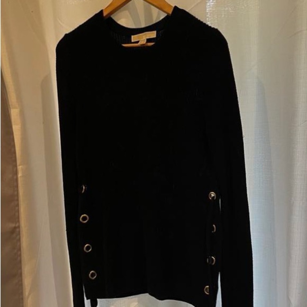 Micheal Kors
Good condition
M size
Elegant Black Sweater with Side Eyelet
